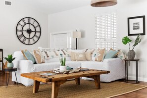 TV, libri, studio, stampante