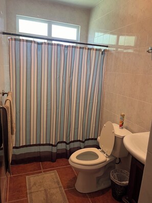 Dusche, Haartrockner, Handtücher, Toilettenpapier