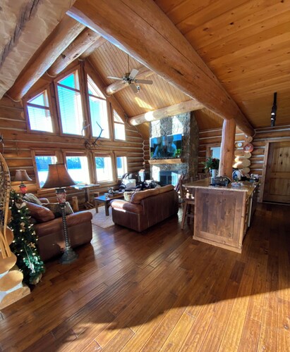 Luxurious Log Cabin & Hot Tub on Golf Course with Spectacular Mountain Views