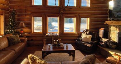 Luxurious Log Cabin & Hot Tub on Golf Course with Spectacular Mountain Views