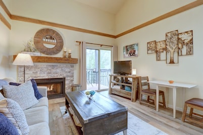 NEW! Mountain Condo, Outdoor Hot Tubs, Stunning Summer Views - 201C