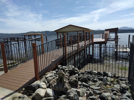 Property grounds. STUNNING Lakefront, Huge DOCK,2 Kayaks, Sleep 8, Prime fishing spot
