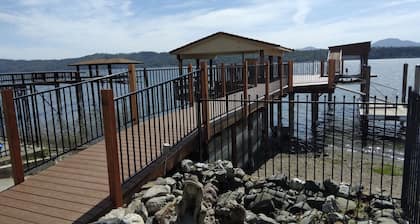 STUNNING Lakefront, Huge DOCK,2 Kayaks, Sleep 8, Prime fishing spot