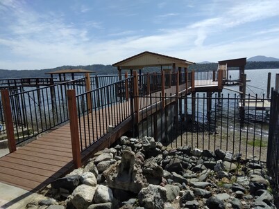 STUNNING  Lakefront,  Huge DOCK,2 Kayaks, Sleep 8, Prime fishing spot
