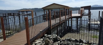STUNNING Lakefront, Huge DOCK,2 Kayaks, Sleep 8, Prime fishing spot