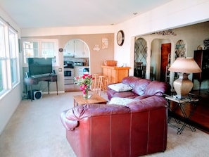 Smart TV, fireplace, ping pong, books - STUNNING  Lakefront,  Huge DOCK,2 Kayaks, Sleep 8, Prime fishing spot (Clearlake Oaks)