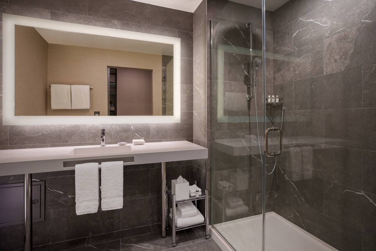 rainfall showerhead, free toiletries, hair dryer, towels