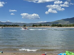 Playa en los alrededores, camastros y toallas de playa 