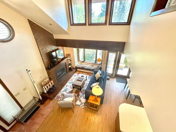 Smart TV, chimenea, futbolito y libros 