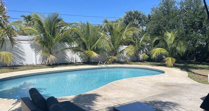 Heated Pool, Walk to Beach, Grill, Ping Pong