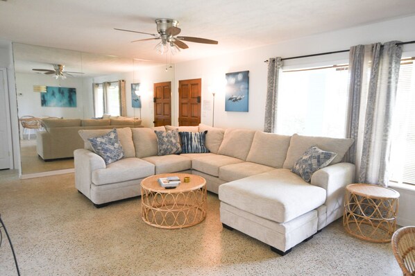 Smart TV, table tennis - Heated Pool, Walk to Beach, Grill, Ping Pong (Cocoa Beach)