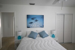 3 bedrooms, free WiFi, bed sheets - Heated Pool, Walk to Beach, Grill, Ping Pong (Cocoa Beach)