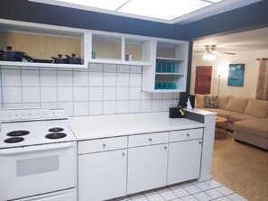 Fridge, microwave, oven, stovetop - Heated Pool, Walk to Beach, Grill, Ping Pong (Cocoa Beach)