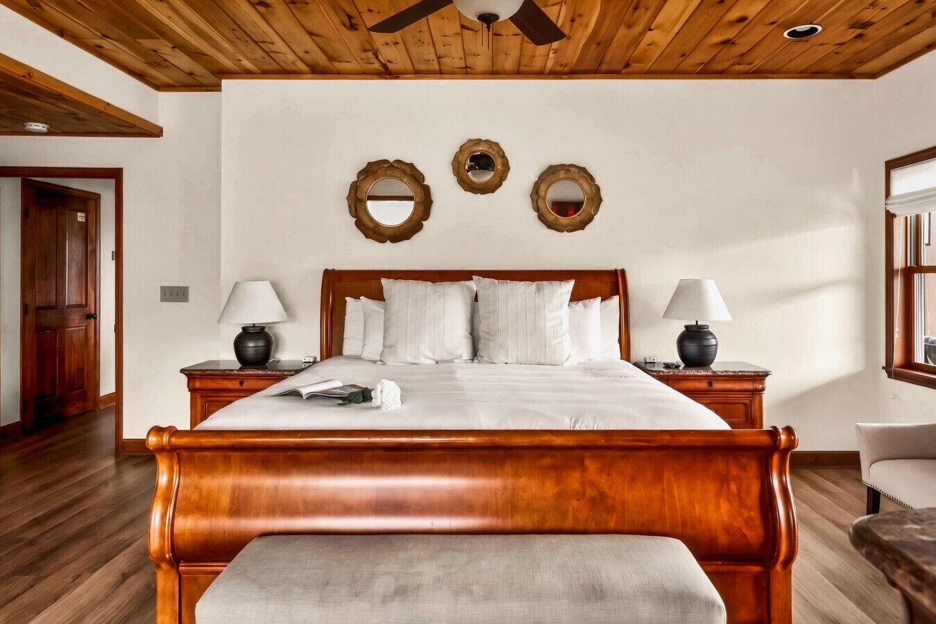3 habitaciones, escritorio y tabla de planchar con plancha 