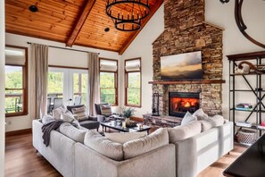 Smart TV, fireplace - Hot Tub/Fire Pit/Game Room/VIEWS of Mt.Leconte - Three Suite Retreat (Gatlinburg)