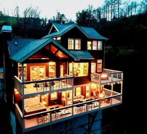 Outdoor dining - Hot Tub, Fire Pit, Game Room, VIEWS of Mt.Leconte - Three Suite Retreat (Gatlinburg)