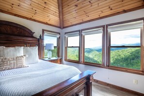 3 bedrooms, desk, iron/ironing board, travel cot - Hot Tub, Fire Pit, Game Room, VIEWS of Mt.Leconte - Three Suite Retreat (Gatlinburg)