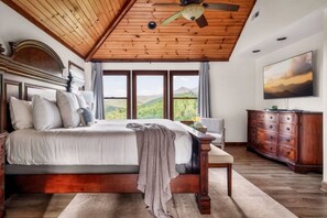 3 habitaciones, escritorio y tabla de planchar con plancha 