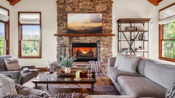 Smart TV, fireplace