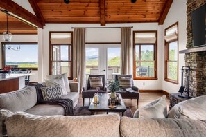 Smart TV, fireplace - Hot Tub/Fire Pit/Game Room/VIEWS of Mt.Leconte - Three Suite Retreat (Gatlinburg)