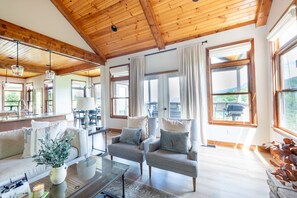 Smart TV, fireplace - Hot Tub, Fire Pit, Game Room, VIEWS of Mt.Leconte - Three Suite Retreat (Gatlinburg)