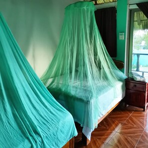 Cabaña Familiar con tres camas matrimoniales (no tiene aire acondicionado) | 床單