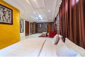 9 bedrooms, desk, free WiFi, bed sheets