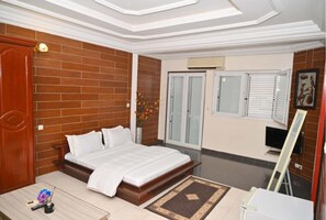 9 soverom, skrivebord, wi-fi (inkludert) og sengetøy