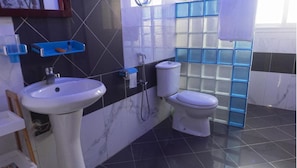 Douche, serviettes fournies, savon, shampoing