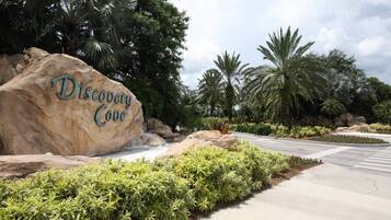House (172 Balmoral) | Property grounds