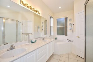 Villa (370 Calabay Parc) | Bathroom