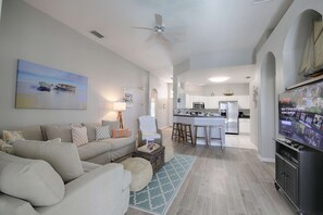 別墅 (428 Calabay Parc) | 客廳 | 電視、 DVD 播放機、足球台、乒乓球