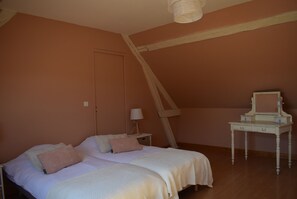 4 chambres, fer et planche à repasser, lit parapluie, Wi-Fi gratuit