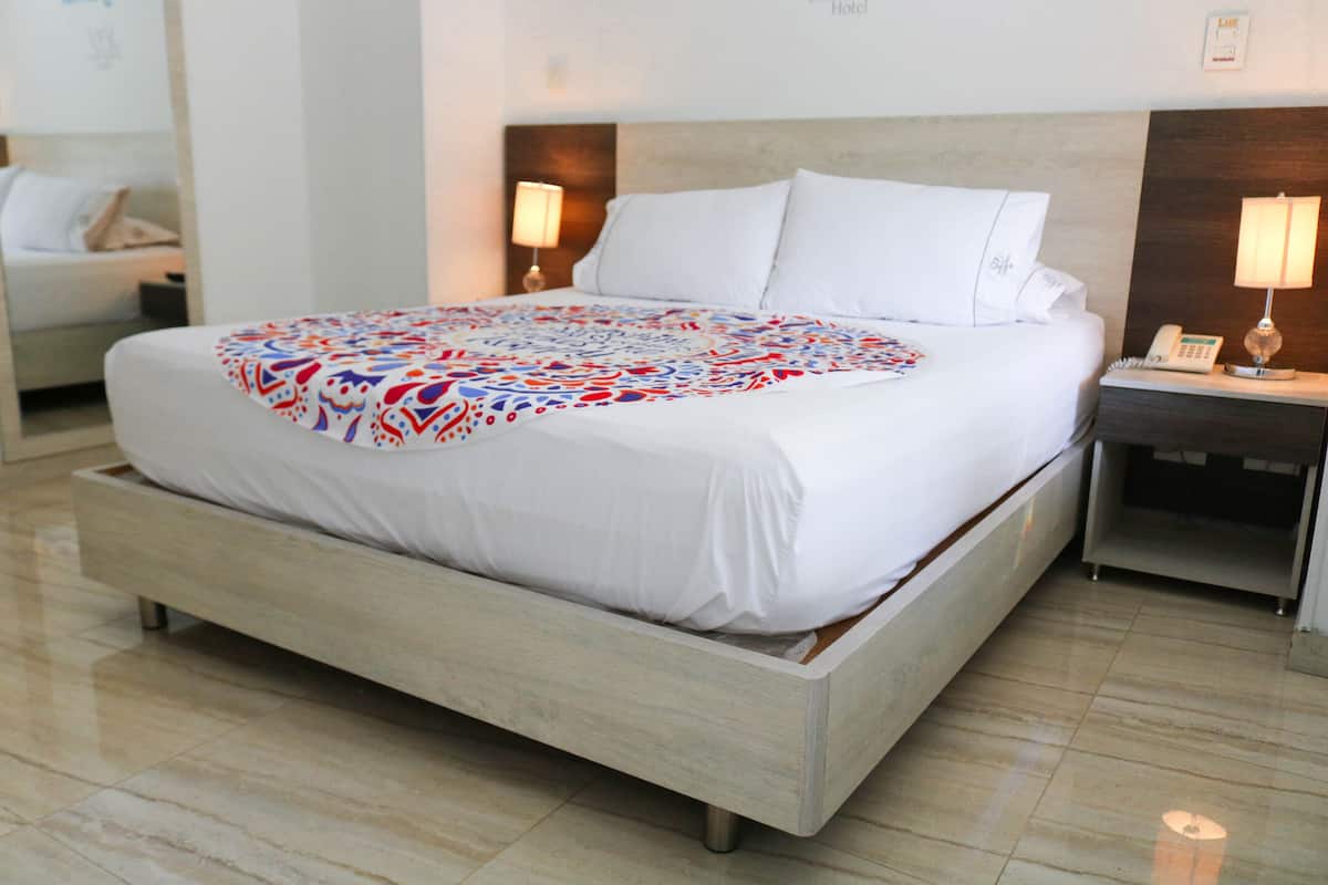 Habitación junior | Caja de seguridad en la habitación, wifi gratis y ropa de cama