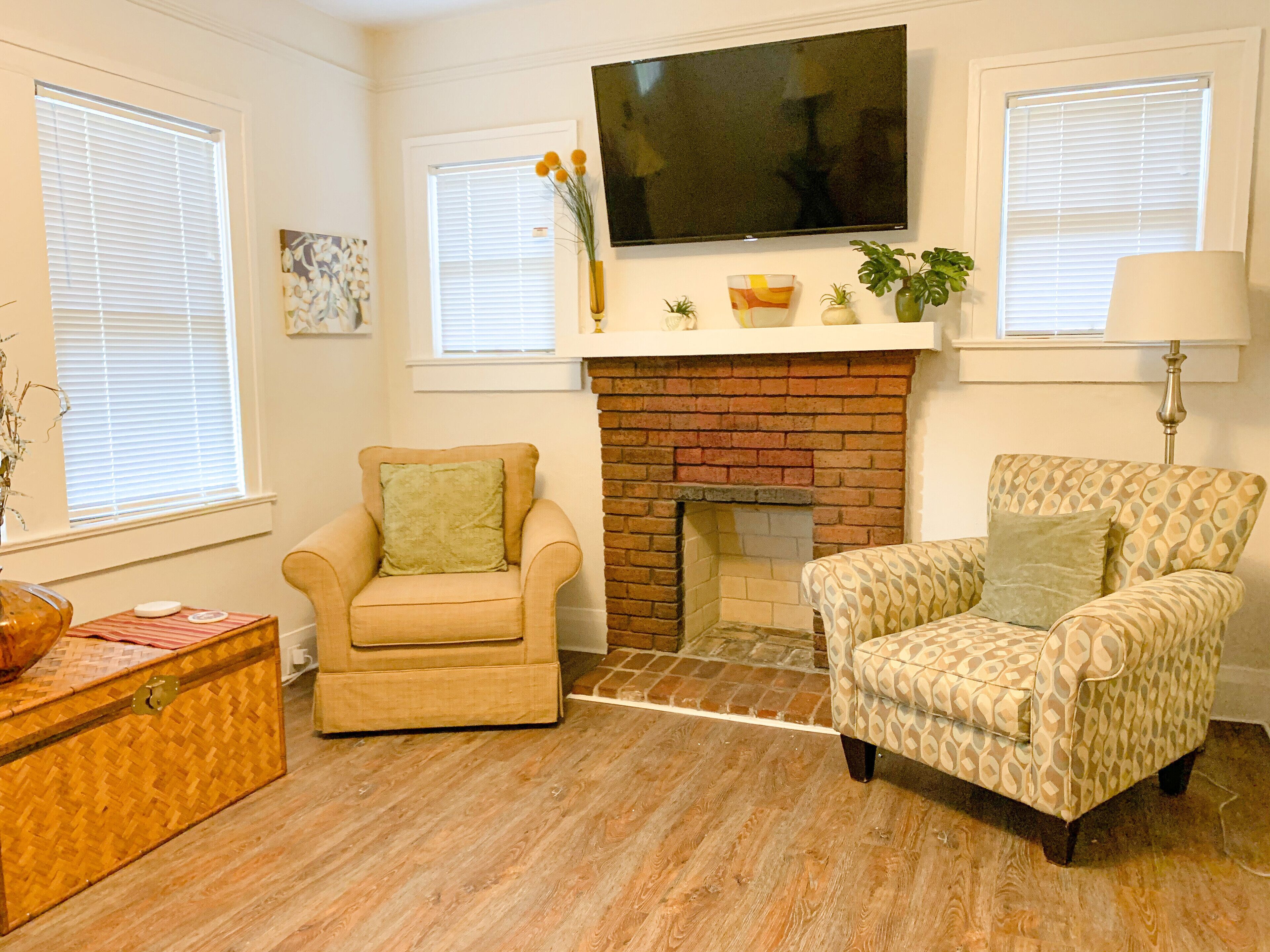 Inn the Heights ~the Bungalow Too- Close to everything! Central &Pet Friendly