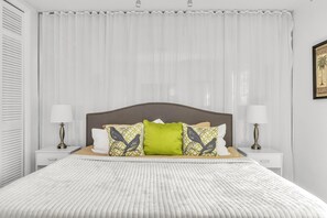 1 bedroom, desk, iron/ironing board, free WiFi - "Reset your Vibe" 1 BR - Only Steps From the Beach (Boca Raton)