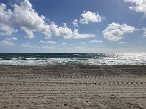 Beach nearby, sun loungers, beach towels -  Beach Guest House "Reset your Vibe". steps to the ocean.... (Boca Raton)