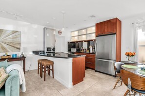 Kylskåp, mikrovågsugn, ugn och spishäll