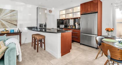 Beach Guest House "Reset your Vibe". steps to the ocean....