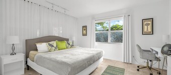  Beach Guest House "Reset your Vibe". steps to the ocean....