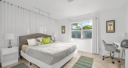 Beach Guest House "Reset your Vibe". steps to the ocean....