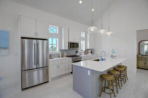 Refrigerador, microondas, placa de cocina, lavavajillas