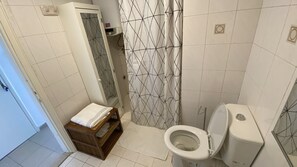 Doccia, asciugacapelli, asciugamani, sapone