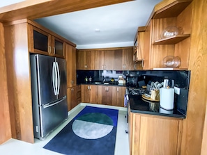 Fridge, oven, stovetop, coffee/tea maker