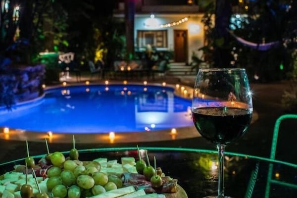 Una piscina al aire libre (de 10:00 a 22:00), sombrillas, tumbonas