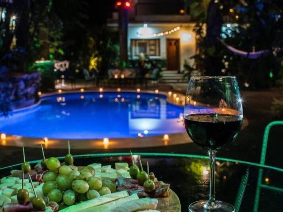 Kolam renang terbuka, payung kolam, kerusi lepak pantai