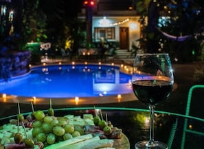Piscina externa, funciona das 10h às 22h, guarda-sóis, espreguiçadeiras
