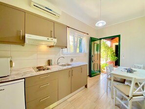 Kühlschrank, Mikrowelle, Herdplatte, Wasserkocher mit Kaffee-/Teezubehör