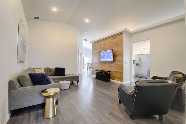 Maison (2803 Calabria) | Salle de séjour | Téléviseur