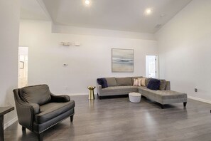 House (2803 Calabria) | Living room | TV - Calabria by PRP (Kissimmee)